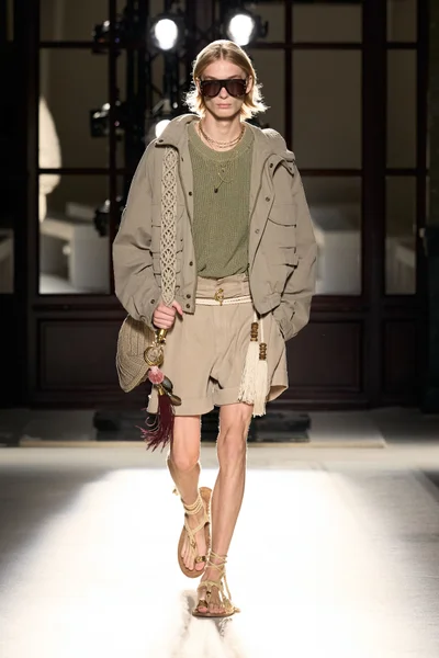 Look 16